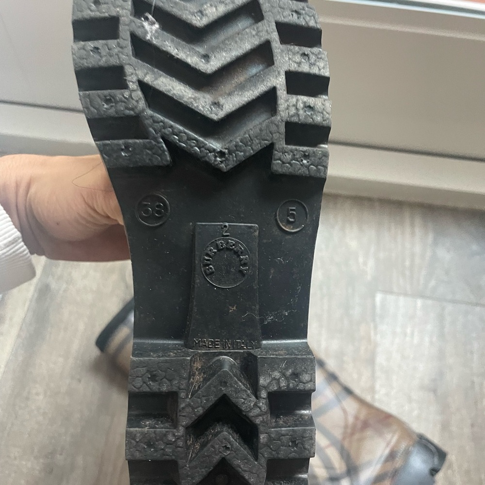 Burberry rain boots - Picture 3 of 3